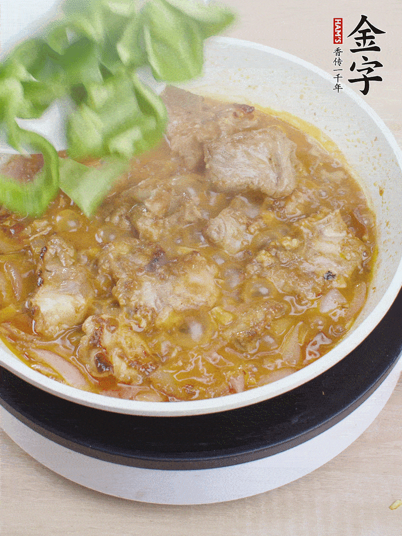 下青椒，翻炒炒至湯汁收干。