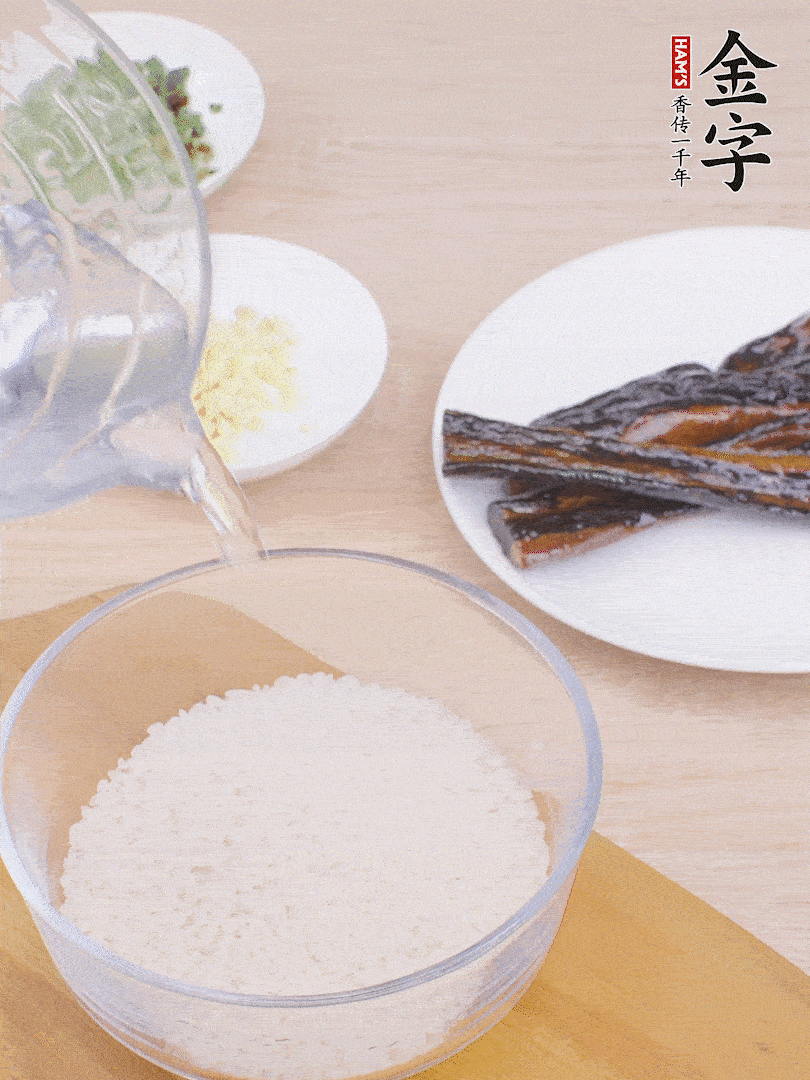 大米提前用清水浸泡1小時。