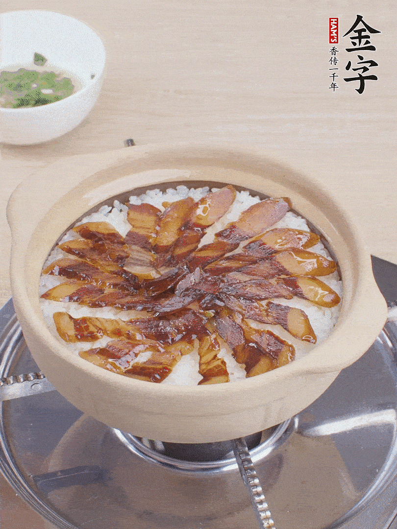 快收水時，鋪醬油肉，鍋邊淋點油，轉動砂鍋，燜煮2分鐘。