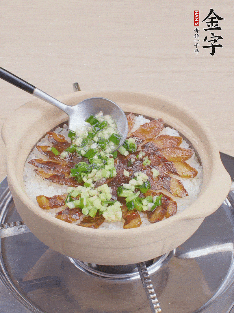 倒蔥姜醬再燜1分鐘。（也可以淋點生抽）