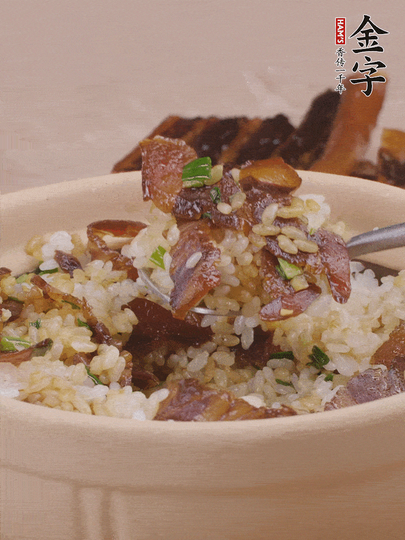 揭蓋后撒點蔥花裝飾，趁熱拌勻。