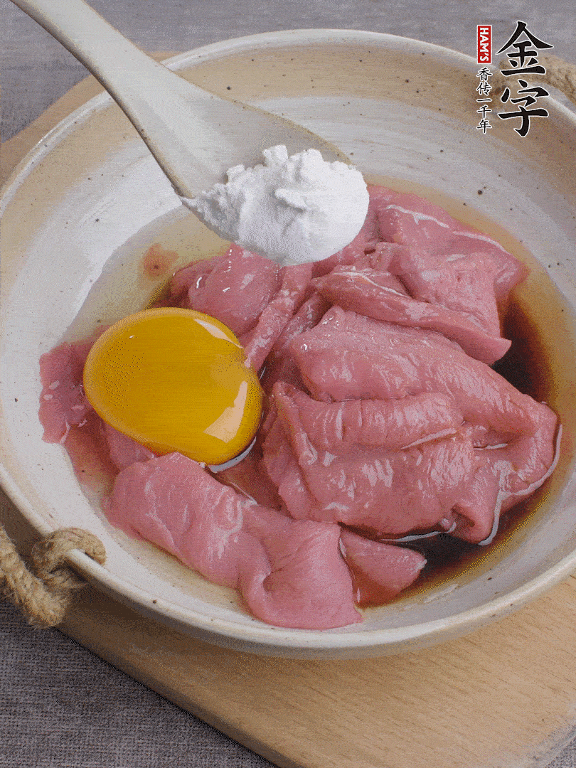 牛肉切片，雞蛋1個、水2勺、料酒1/2勺、生抽1/2勺、生粉1勺腌15分鐘。