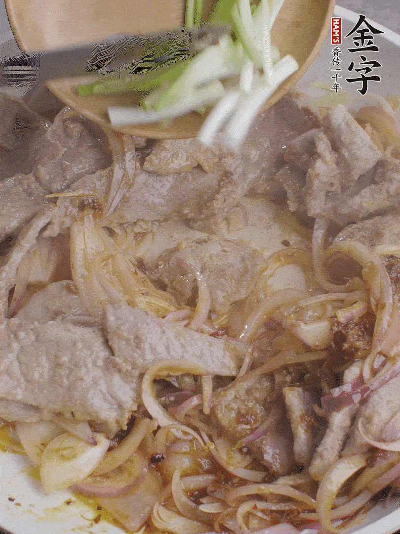 下牛肉、蔥段快炒。