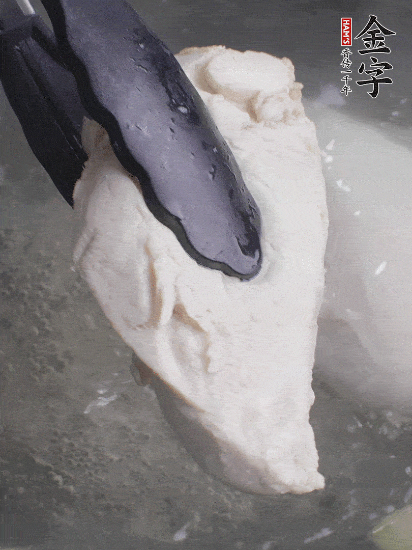 雞胸肉冷水下鍋，加姜片煮熟。過冰水撕成細(xì)絲。