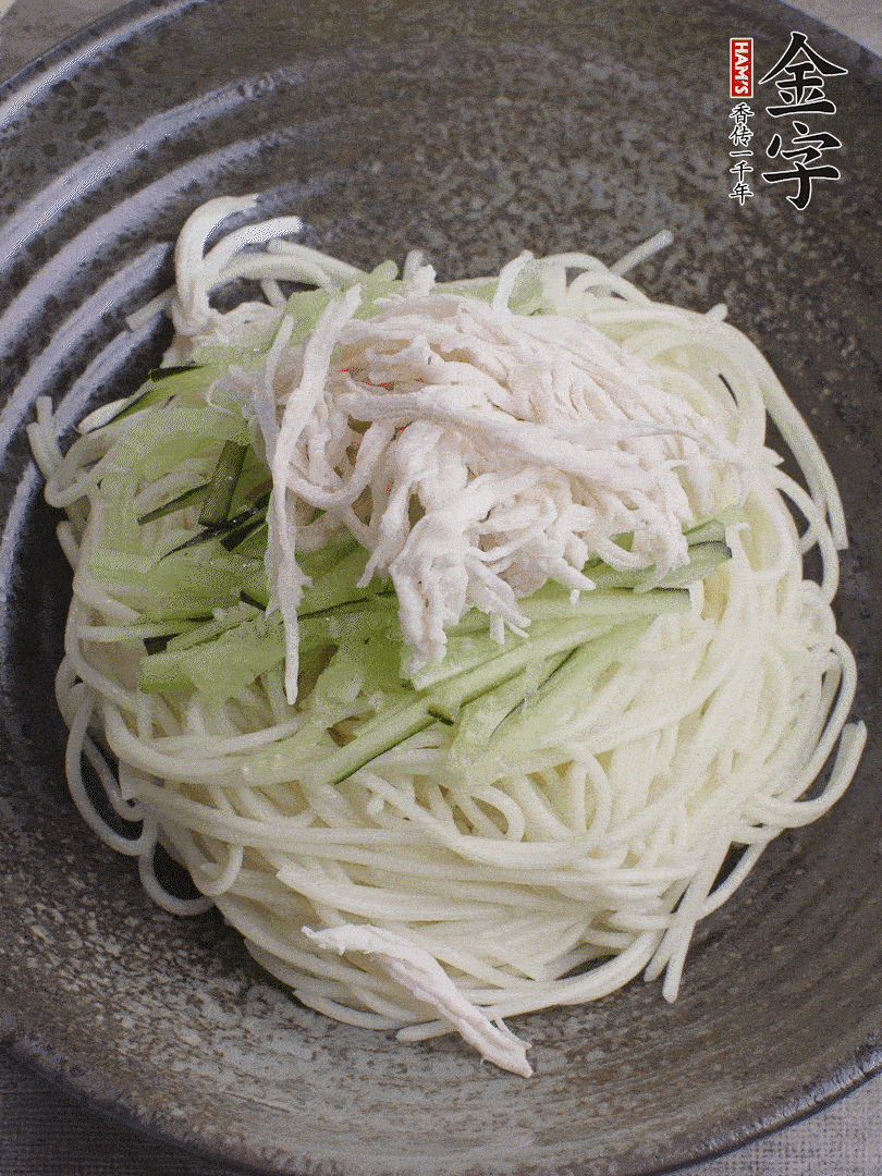 堿水面（熟）倒入大碗中，鋪上黃瓜絲、雞絲。