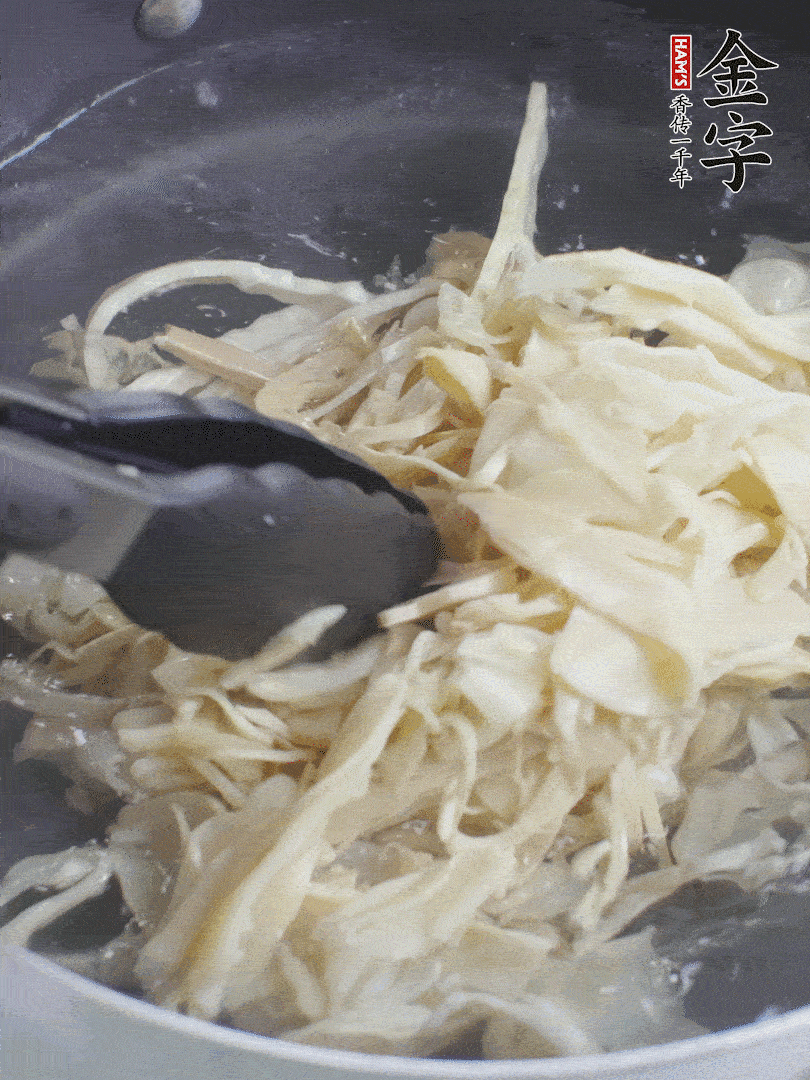 糯米筍焯水1分鐘，過(guò)涼水，擠干水份。