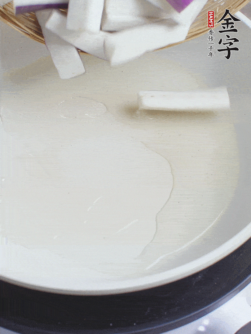 杭茄洗凈去蒂，縱向剖成4份，切成長10cm左右的段。白洋蔥切絲?？谀⑾磧羧サ舯?。紅椒切菱形片。