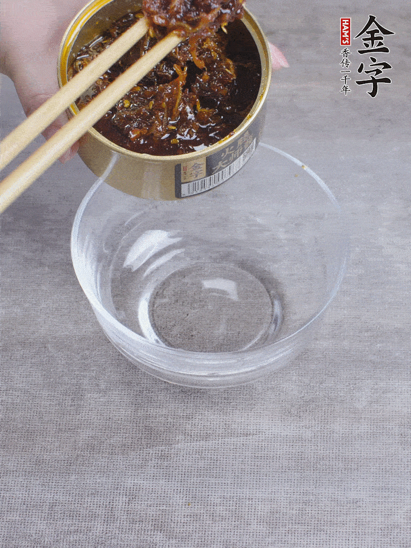 金字火腿大師醬2勺、醬油1勺、白砂糖1/2勺調(diào)勻。