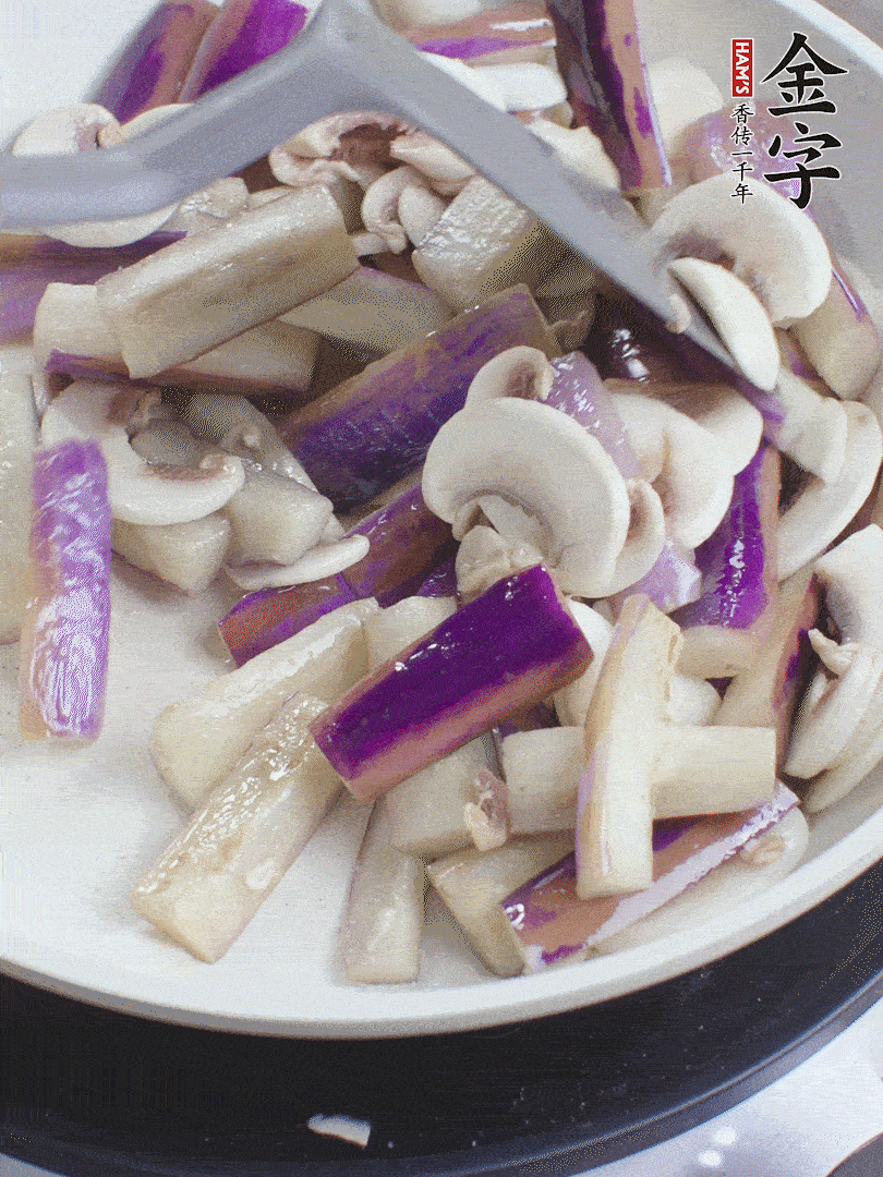 油五成熱，放茄子和口蘑煸至軟縮，取出備用。