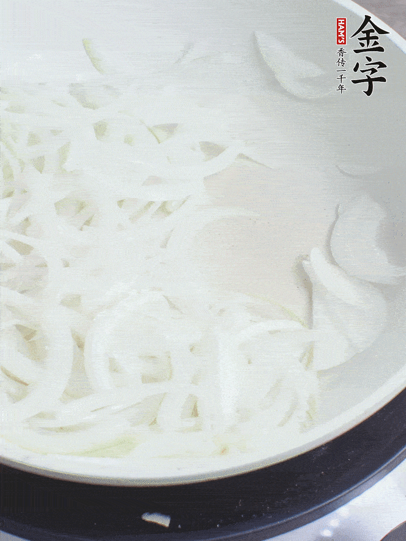 油熱下洋蔥絲、紅椒炒出香味。