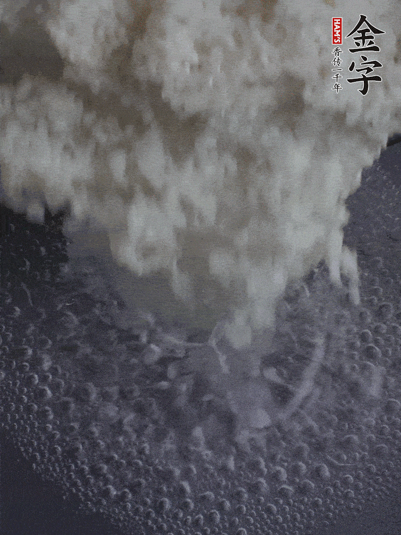 浸泡好的大米，沸水下鍋煮5分鐘，撈出瀝干。