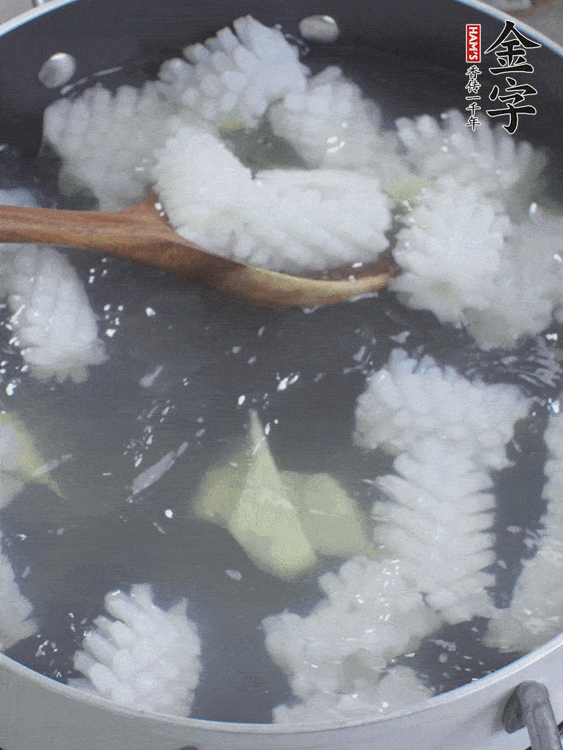 魷魚(yú)解凍后，加姜片、料酒汆燙30秒。
