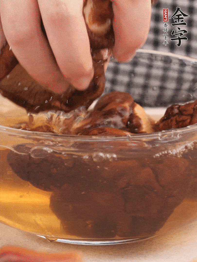 干香菇溫水泡發(fā)，去蒂洗凈切十字。