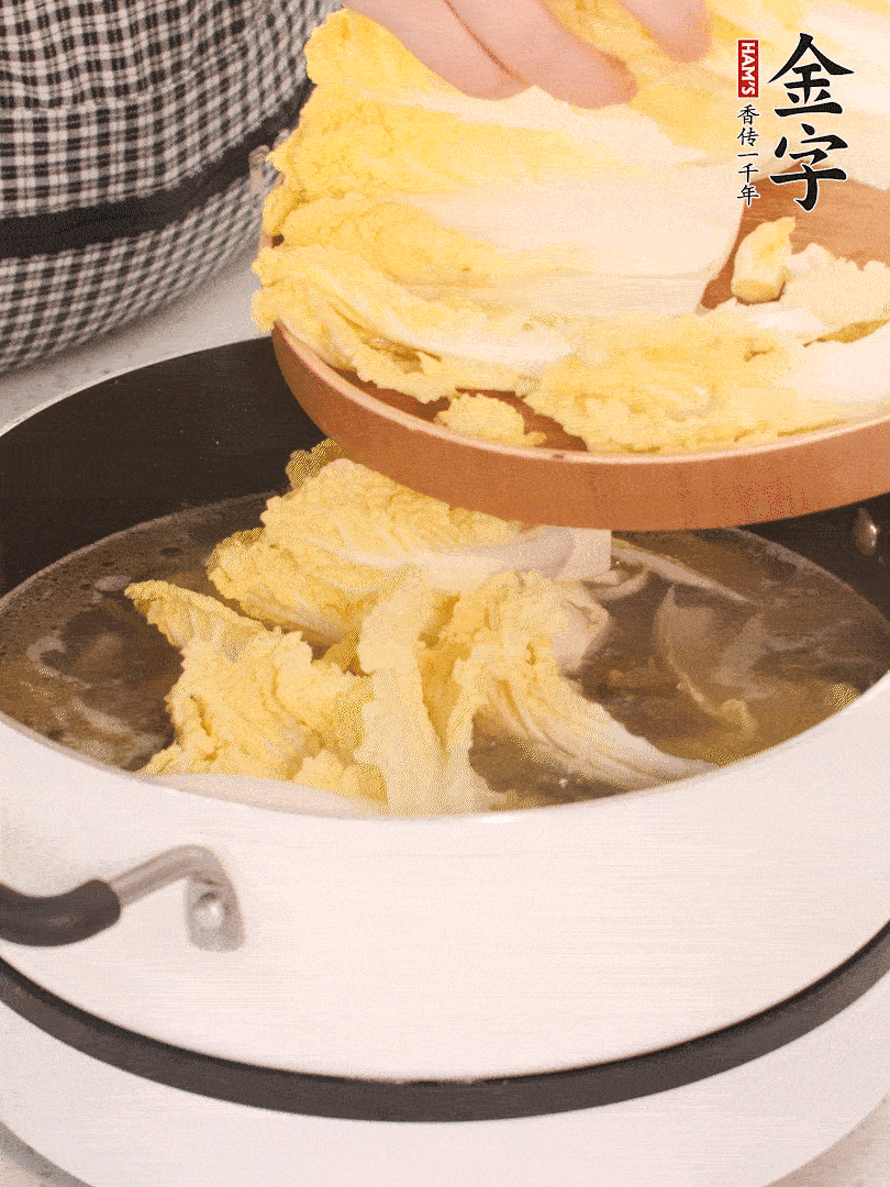 放入娃娃菜、金針菇再燉煮5分鐘。