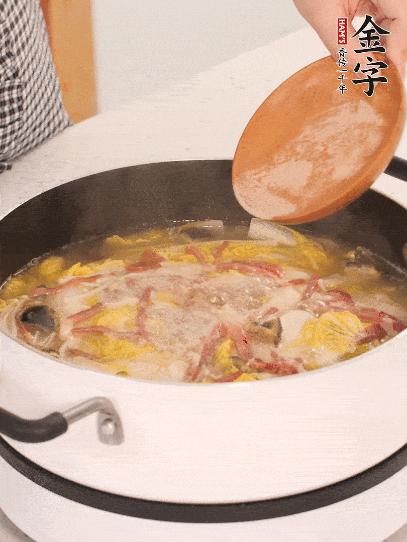 加適量的白胡椒調(diào)味。