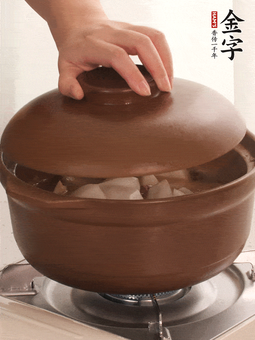 倒沒過食材的熱水，大火燒開。蓋上蓋子轉(zhuǎn)中小火，燉15-20分鐘。等蘿卜煮到喜歡的軟爛度就可以關(guān)火。