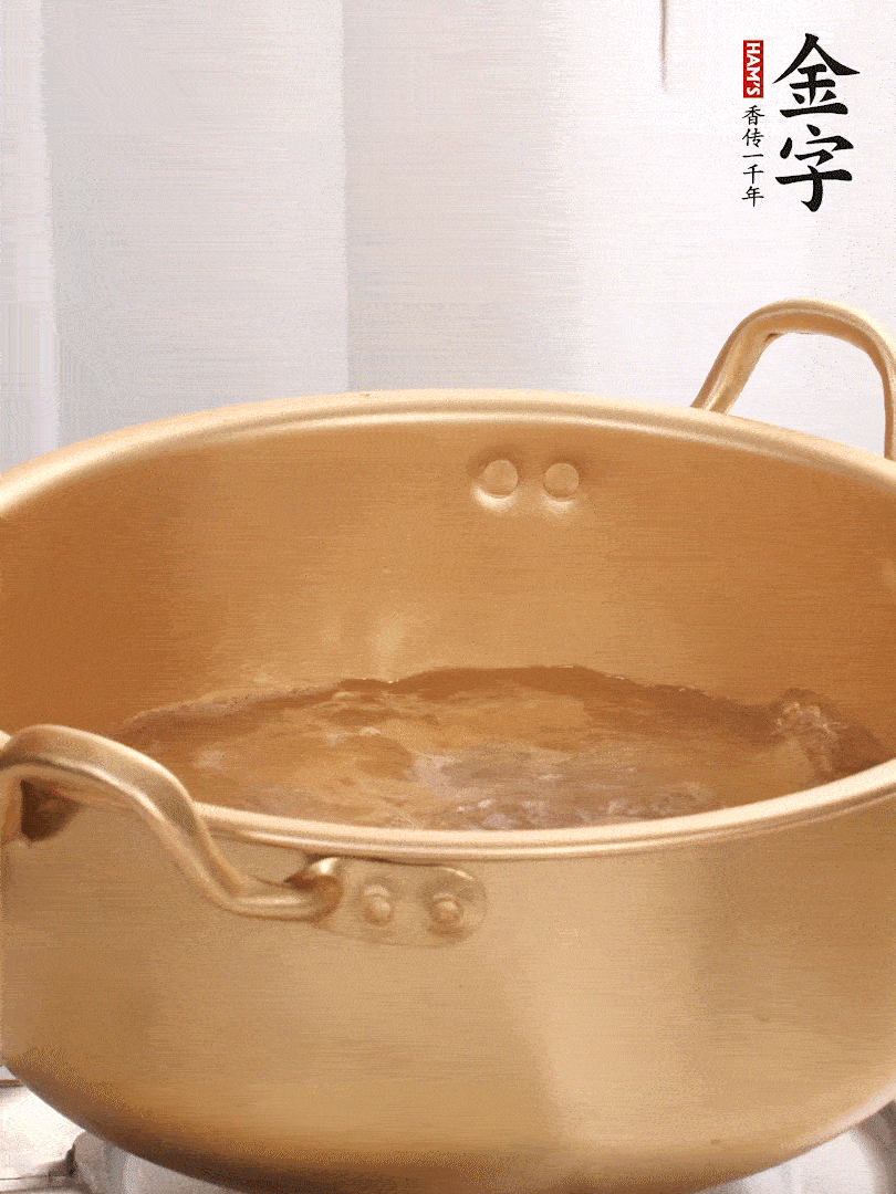 排骨加姜片、料酒，冷水下鍋焯水，撇去浮沫。