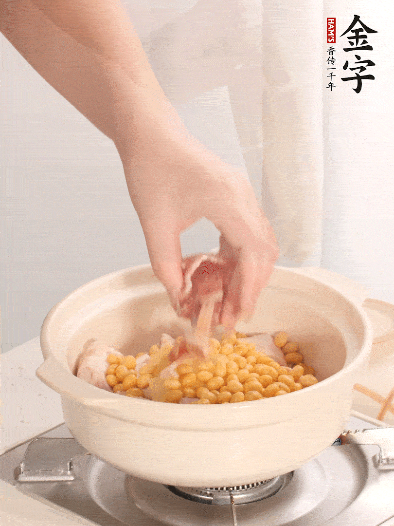 湯鍋放入豬蹄、姜片，加入黃豆、火腿，倒入足量的清水、適量料酒。