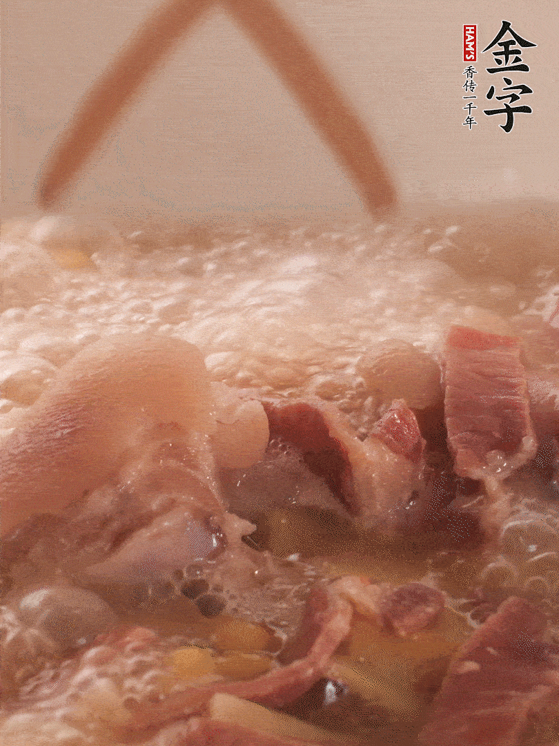 大火將水煮開后，蓋上鍋蓋，轉(zhuǎn)小火慢燉1個半小時。