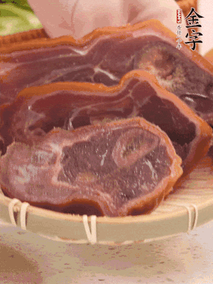 金字火腿蹄片溫水泡10分鐘。