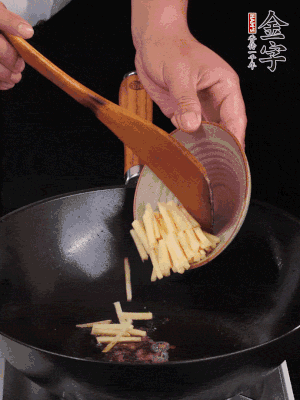 留少許余油，下姜絲、毛豆、火腿翻炒。