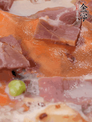 放適量料酒、清水煮到沸騰，再下蟹塊燜煮8分鐘。