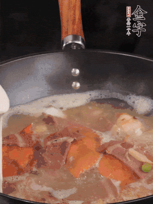 最后用面糊勾芡，燒至收汁，出鍋前撒點蔥段。