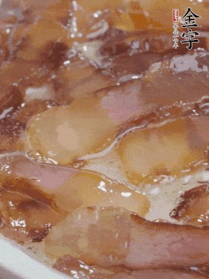 油5成熱，醬油肉煸香。