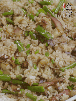 淋一點(diǎn)生抽、蠔油，撒蔥花。