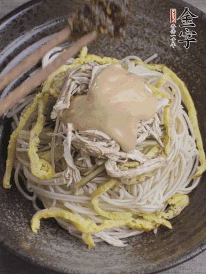 生抽1勺、醋1勺、芝麻醬1勺、金字火腿大師醬1勺。