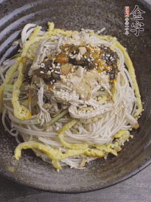 撒上花生碎、白芝麻、蔥花。