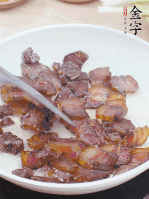 熱鍋少油，醬油肉煸出油脂，盛出。