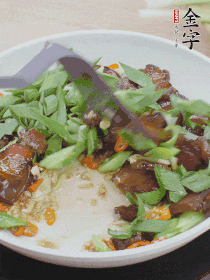 倒蒜葉翻炒均勻。