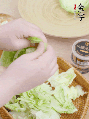 卷心菜掰成小片。