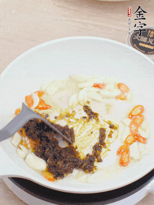 豬油下鍋，爆香蒜片、金字火腿XO醬。