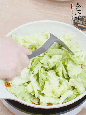下卷心菜翻炒。