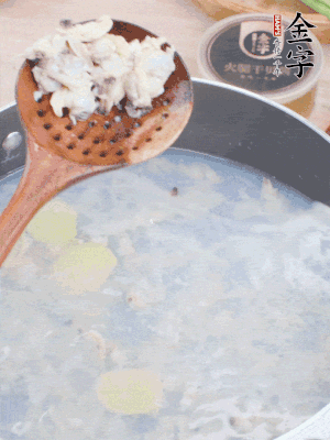 沸水下花蛤肉、姜片、料酒焯水。