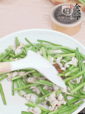 再下花蛤肉、1勺金字火腿干貝醬翻炒攪勻。