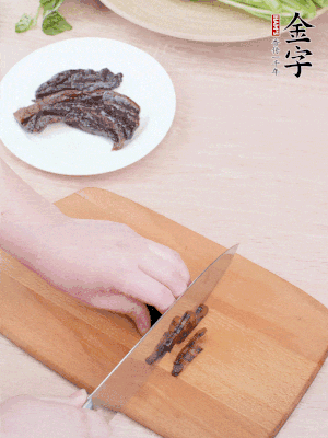 金字醬油肉下鍋煮10分鐘，切薄片。