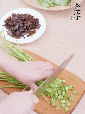 空心菜摘掉葉子，菜梗切成丁。