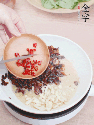 爆香蒜末、小米辣。