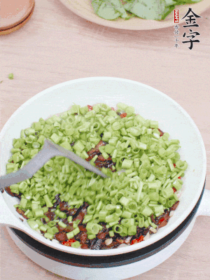 下菜梗翻炒，混合醬油肉。