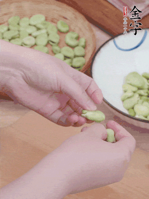 蠶豆剝殼，去掉豆衣，切碎。
