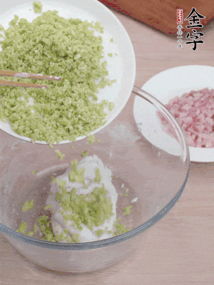 糯米粉邊揉邊加水，成團(tuán)后揉進(jìn)蠶豆、咸肉。