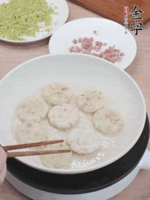 鍋中涼油，慢煎至兩面有脆殼。（油可以多一點(diǎn)）