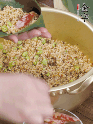 兩片粽葉1/2處葉尾相疊，中間卷成圓錐后裝入餡料。