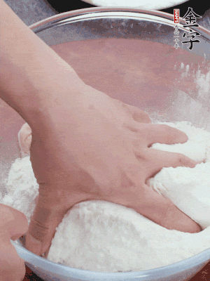 新鮮豬肚以面粉擦洗抓勻。