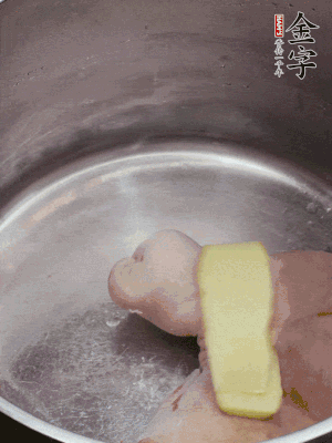 撈出洗凈后，加蔥姜、黃酒二遍焯水。