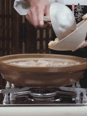 燜煮30分鐘，下花生、紅棗煮5分鐘。（花生提前預煮15分鐘）