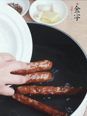 金字香腸水煮15分鐘，撈出切薄片。